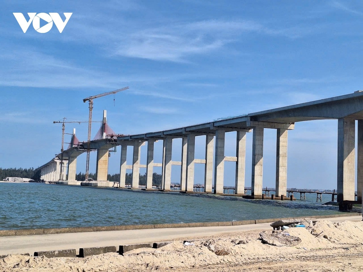 Cầu vượt biển nghìn tỷ dài nhất miền Trung ở TP trực thuộc Trung ương trẻ nhất Việt Nam: Chỉ 2 tháng nữa hợp long, là công trình giao thông cấp đặc biệt- Ảnh 1. Cầu vượt biển nghìn tỷ dài nhất miền Trung ở TP trực thuộc Trung ương trẻ nhất Việt Nam: Chỉ 2 tháng nữa hợp long, là công trình giao thông cấp đặc biệt- Ảnh 1.