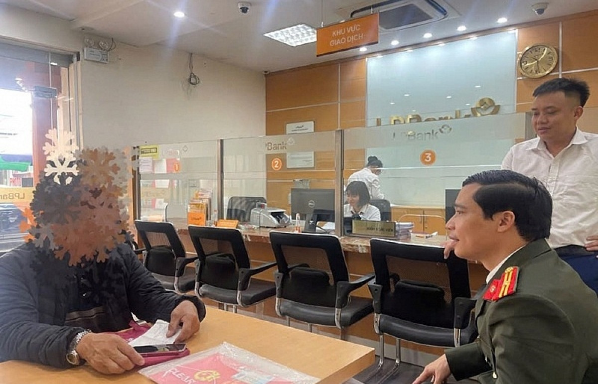 Bị thao túng tâm lý, người đàn ông đến ngân hàng vay 5 tỷ đồng chuyển cho kẻ lừa đảo: Nhân viên LPBank lập tức báo công an