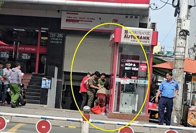 Nam thanh niên 'liều lĩnh' dùng xà beng đập phá trụ ATM để trộm tiền